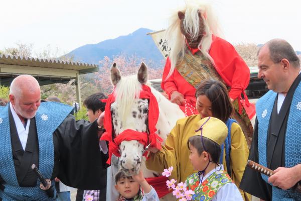 伝統衣装でマダラ鬼人祭