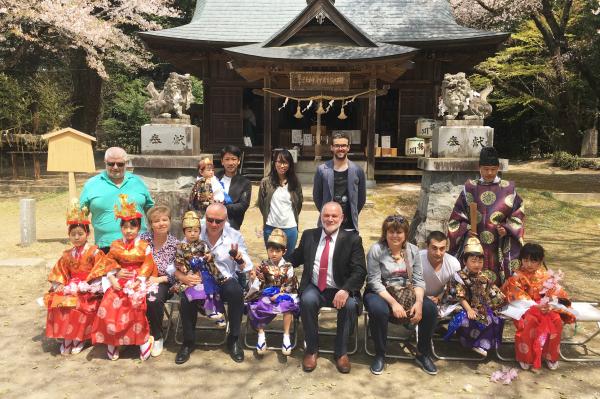 稚児行列の子供たちと記念撮影（磯部稲村神社）