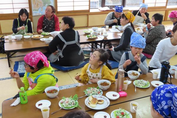 ブルガリア料理を楽しむ参加者の皆さん