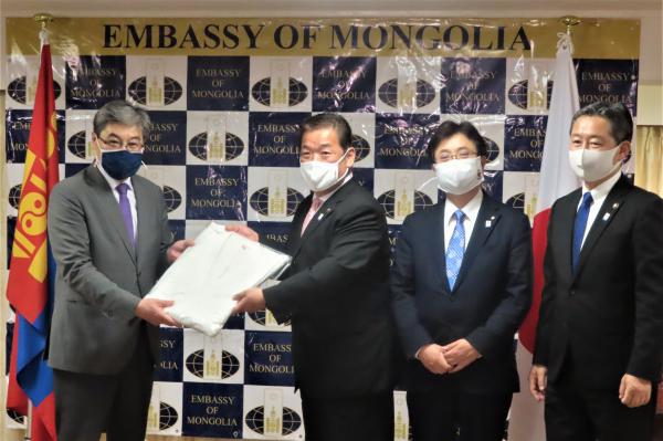 『モンゴルへ道着贈呈』の画像