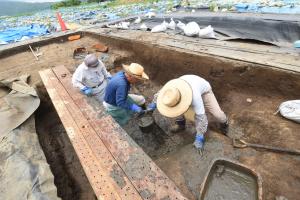 薬研堀状の水路　泥かき出し中