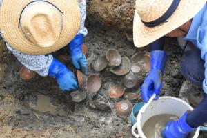 薬研堀状の水路　遺物出土　表面清掃中