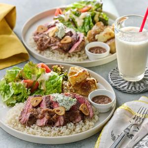 山桜牛のオニオンソースステーキ