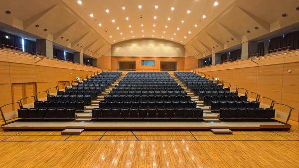 ホール移動椅子前出し（ステージから）