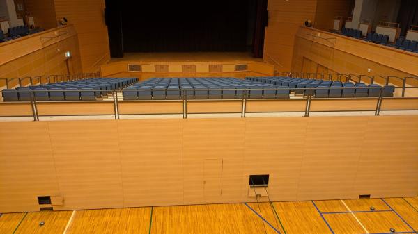 ホール移動椅子前出し（２階席から）