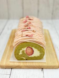 桜と抹茶のロールケーキ
